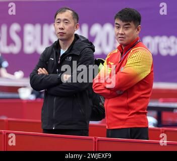 Busan, Südkorea. Februar 2024. Wang Hao (R), Cheftrainer der Männer-Mannschaft des Teams China, wird während eines Trainings vor dem Finale der ITTF World Team Table Tennis Championships 2024 in Busan, Südkorea, am 15. Februar 2024 gesehen. Die Veranstaltung findet hier vom 16. Bis 25. Februar statt. Quelle: Yao Qilin/Xinhua/Alamy Live News Stockfoto