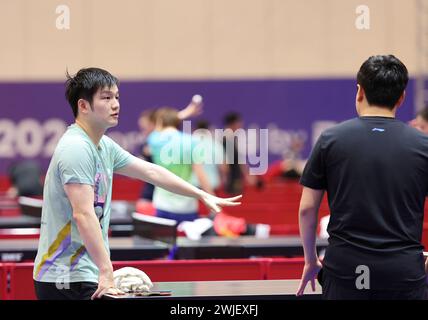 Busan, Südkorea. Februar 2024. Fan Zhendong (L) spricht mit seinem Teamkollegen während eines Trainings vor dem Finale der ITTF World Team Table Tennis Championships 2024 in Busan, Südkorea, 15. Februar 2024. Die Veranstaltung findet hier vom 16. Bis 25. Februar statt. Quelle: Yao Qilin/Xinhua/Alamy Live News Stockfoto