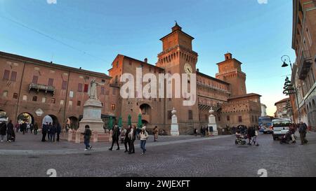 Ferrara, Italien - 3. Dezember 2023: Burg Estense von Ferrara, 4 massive Türme an jeder Ecke. Die Türme sind durch Mauern und Brücken miteinander verbunden und bilden einen Komplex Stockfoto