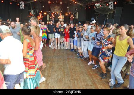 52. Lorient Interceltic Festival (Bretagne Nordwestfrankreich): Fest deiz mit der bretonischen Band war sav am 10. August 2023 Stockfoto