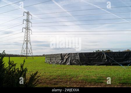 South Heath, Großbritannien. Februar 2024. Zwei weitere riesige neue Sinklöcher sind in einem Feld nahe South Heath in Buckinghamshire in der Region entstanden, wo HS2 die unterirdischen Chiltern-Tunnel für die High Speed Rail-Verbindung von London nach Birmingham vorantreibt. Das erste Sinkhole wurde am Mittwoch, den 7. Februar, und das zweite im selben Feld am Montag, den 12. Februar 2024 gesehen. HS2 hat nun Barrieren und schwarze Kunststofffolien um die Sinklöcher gelegt. Quelle: Bucksctrypics/Alamy Live News Stockfoto