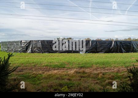 South Heath, Großbritannien. Februar 2024. Zwei weitere riesige neue Sinklöcher sind in einem Feld nahe South Heath in Buckinghamshire in der Region entstanden, wo HS2 die unterirdischen Chiltern-Tunnel für die High Speed Rail-Verbindung von London nach Birmingham vorantreibt. Das erste Sinkhole wurde am Mittwoch, den 7. Februar, und das zweite im selben Feld am Montag, den 12. Februar 2024 gesehen. HS2 hat nun Barrieren und schwarze Kunststofffolien um die Sinklöcher gelegt. Quelle: Bucksctrypics/Alamy Live News Stockfoto