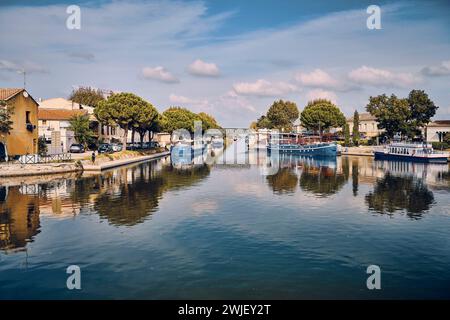 Aigues-Mortes (Südfrankreich): Tourismus auf dem „Kanal der Rhone a Sete“ (Kanal der Rhone-Sete), Schifffahrt auf dem Fluss Vidourle Stockfoto