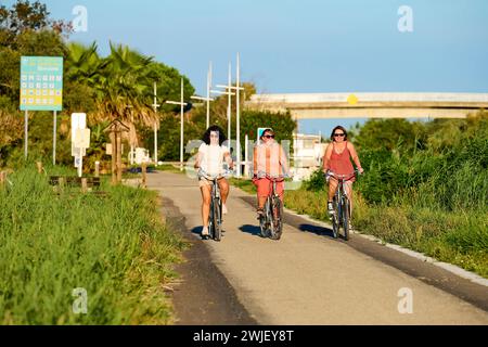 Vauvert (Südostfrankreich): Radtour entlang des Canal de Rhone a Sete (Rhone-Sete-Kanal). Drei Frauen, die auf der „ViaRhona“ in Gallici Fahrrad fahren Stockfoto