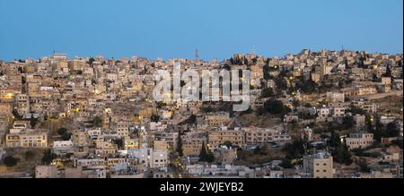 Panorama der Skyline von Amman in Jordanien, Naher Osten. Ammans geschäftiges Stadtbild bietet einen eindrucksvollen Kontrast zwischen hoch aufragenden Gebäuden und einem malerischen Ba Stockfoto