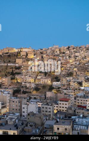 Ammans geschäftiges Stadtbild bietet einen beeindruckenden Kontrast aus hoch aufragenden Gebäuden vor einer malerischen Kulisse aus Bergen, die die Schönheit von urba verdeutlichen Stockfoto