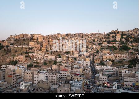 Eine atemberaubende Skyline aus modernen Gebäuden und traditionellen Häusern auf einem Hügel in Amman, Jordanien, schafft einen atemberaubenden Kontrast zwischen Urban und natura Stockfoto