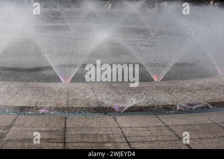 Nahaufnahme von kleinen, spritzenden Springbrunnen Stockfoto