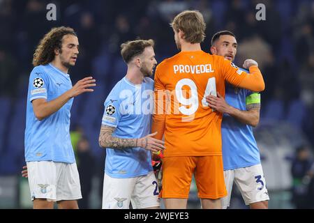 Rom, Italie. Februar 2024. Die Spieler von Latium feiern den Sieg am Ende der UEFA Champions League, Achtelfinale, 1. Leg-Fußballspiel zwischen SS Lazio und Bayern München am 14. Februar 2024 im Stadio Olimpico in Rom, Italien - Foto Federico Proietti/DPPI Credit: DPPI Media/Alamy Live News Stockfoto