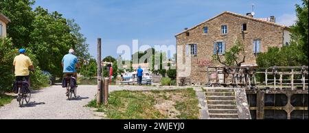 Trebes (Südfrankreich): Radtour in der Nähe der Dreifachschleuse von Trebes auf dem Canal du Midi. Der Canal du Midi ist als UNESCO-Weltkulturerbe Si eingetragen Stockfoto