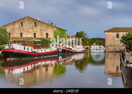 Saint-Nazaire-d'Aude (Südfrankreich): Hotelkahn auf dem Canal du Midi au Somail Stockfoto