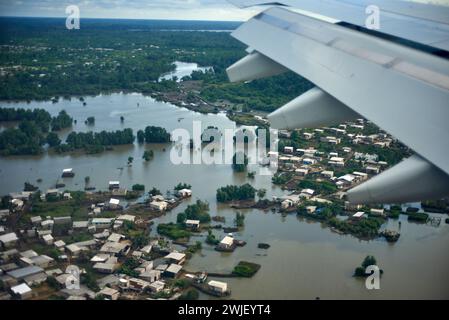 Fahren Sie auf Douala über überflutete Vororte Stockfoto