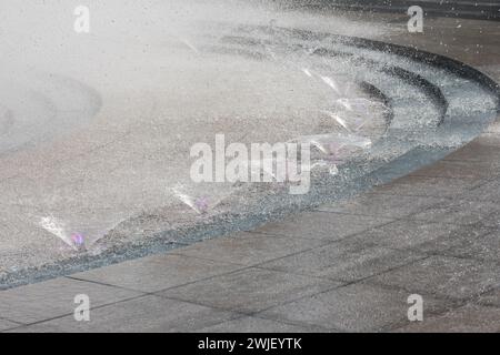 Nahaufnahme von kleinen, spritzenden Springbrunnen Stockfoto