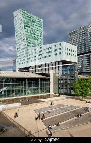 Lille (Nordfrankreich): Wolkenkratzer „Tour de Lille“, früher bekannt als „Tour du Credit-Lyonnais“, Bürogebäude im Geschäftsviertel Euralille; Stockfoto