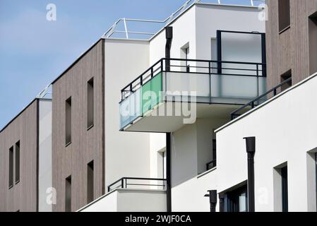 Immobilien: Neue Gebäude. Wohngebäude mit Balkonen Stockfoto