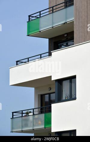 Immobilien: Neue Gebäude. Wohngebäude mit Balkonen Stockfoto