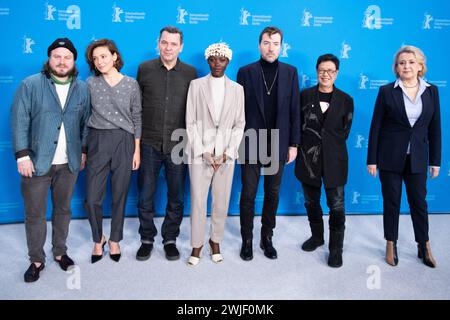 Berlin, Deutschland. Februar 2024. Mitglieder der internationalen Jury Brady Corbet, Jasmine Trinca, Christian Petzold, Lupita Nyong'o, Albert Serra, Ann Hui und Oksana Zabuzhko nahmen am 15. Februar 2024 am Fotoruf der Jury während des 74. internationalen Filmfestivals Berlinale Berlin im Grand Hyatt Hotel in Berlin Teil. Foto: Aurore Marechal/ABACAPRESS.COM Credit: Abaca Press/Alamy Live News Stockfoto