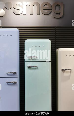 Savenay (Nordwestfrankreich): Innere eines Hyper-U“-Hypermarktes. SMEG Bunte Kühlschränke, italienischer Hersteller von Haushaltsgeräten im Vintage-Stil Stockfoto
