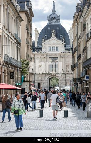 Rennes (Bretagne, Nordwestfrankreich): Straße „Rue d’Orleans“ im Stadtzentrum. Im Hintergrund das Gebäude „palais du Commerce“ am Place de Stockfoto