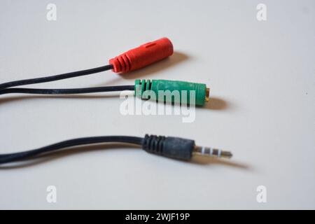 Adapterkabel auf weißem Hintergrund. Stockfoto