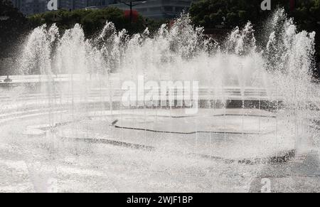 Nahaufnahme von kleinen, spritzenden Springbrunnen Stockfoto