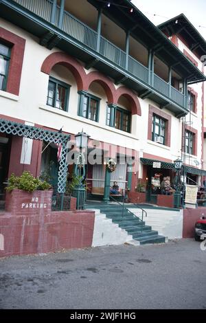 Bisbee, AZ., 12/30/2023. Copper Queen Hotel, das 1902 von Phelps Dodge eröffnet wurde, bietet Gästen und Bergbauinvestoren Zimmer/Restaurants, während sie das Bergwerk besuchen Stockfoto