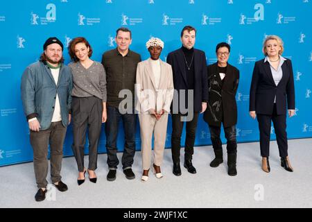 Brady Corbet (l-r), Jasmine Trinca, Christian Petzold, Lupita Nyong'o, Albert Serra, Ann Hui und Oksana Zabuzhko posieren am 15. Februar 2024 beim Fotogespräch der Jury während des 74. internationalen Filmfestivals Berlinale im Hotel Grand Hyatt in Berlin. Stockfoto