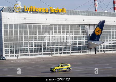 München, Deutschland. Februar 2024. Ein Lufthansa-Flugzeug parkt in einem Lufthansa Technik-Wartungshangar am Flughafen München. Quelle: Peter Kneffel/dpa/Alamy Live News Stockfoto