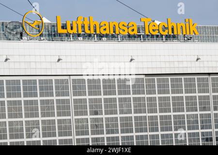 München, Deutschland. Februar 2024. Die Aufschrift „Lufthansa Technik“ steht auf dem Dach eines Lufthansa Technik-Wartungshangars am Flughafen München. Quelle: Peter Kneffel/dpa/Alamy Live News Stockfoto