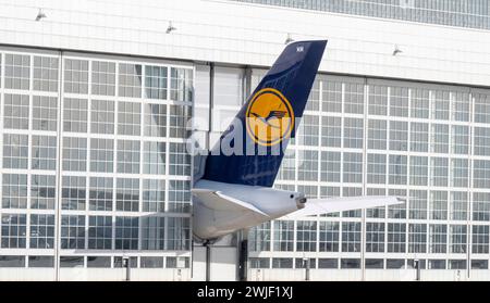 München, Deutschland. Februar 2024. Ein Lufthansa-Flugzeug steht in einem Lufthansa Technik-Wartungshangar am Flughafen München. Quelle: Peter Kneffel/dpa/Alamy Live News Stockfoto