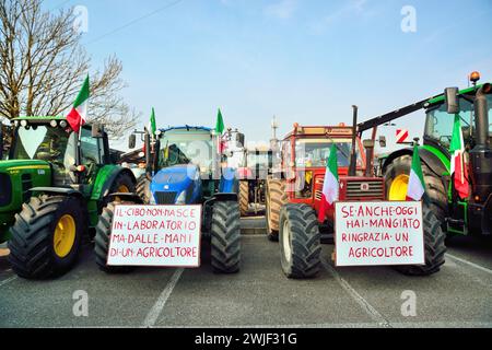 Padua, Italien, 15. Februar 2024. Landwirte mit 700 Traktoren demonstrieren gegen die europäische Agrarpolitik, gegen die Einführung von GVO-Kulturen, gegen das Monopol auf dem Saatgutmarkt durch multinationale Konzerne und gegen die Einfuhr landwirtschaftlicher Erzeugnisse aus Drittländern, die sie nicht den europäischen Normen entsprechen, indem sie zu wettbewerbsfähigen Preisen produzieren. Credits : Ferdinando Piezzi/Alamy Live News Stockfoto