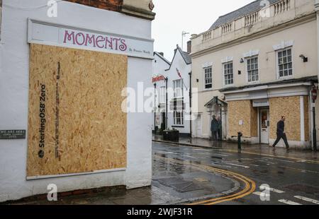 Atherstone, Großbritannien. Februar 2024. Die Einheimischen laufen vor dem Spiel an den an Bord befindlichen Geschäften in der Long Street vorbei. Die Spieler kommen zusammen, um das Atherstone Ball Game zu spielen. Das Spiel 2024 ist das 824. Und es geht auf das Jahr 1199 zurück. Spieler kämpfen auf der Straße um einen übergroßen Ball. Wer den Ball nach zwei Stunden in der Hand hat, gewinnt. Das Spiel ehrt ein Spiel zwischen Leicestershire und Warwickshire im Jahr 1199, bei dem die Teams eine Tasche Gold als Ball verwendeten. (Foto von Martin Pope/SOPA Images/SIPA USA) Credit: SIPA USA/Alamy Live News Stockfoto