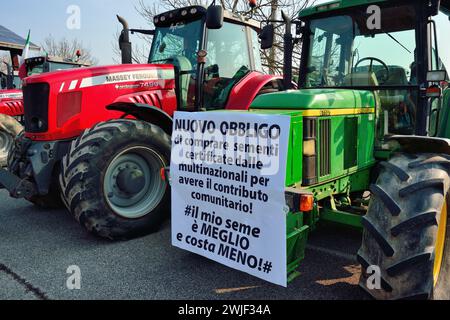 Padua, Italien, 15. Februar 2024. Landwirte mit 700 Traktoren demonstrieren gegen die europäische Agrarpolitik, gegen die Einführung von GVO-Kulturen, gegen das Monopol auf dem Saatgutmarkt durch multinationale Konzerne und gegen die Einfuhr landwirtschaftlicher Erzeugnisse aus Drittländern, die sie nicht den europäischen Normen entsprechen, indem sie zu wettbewerbsfähigen Preisen produzieren. Credits : Ferdinando Piezzi/Alamy Live News Stockfoto