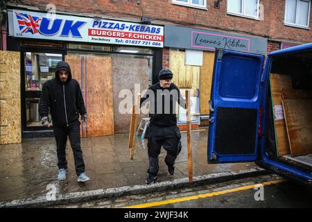 Atherstone, Großbritannien. Februar 2024. Die Arbeiter beendeten vor dem Spiel die letzten Läden in der Long Street. Die Spieler kommen zusammen, um das Atherstone Ball Game zu spielen. Das Spiel 2024 ist das 824. Und es geht auf das Jahr 1199 zurück. Spieler kämpfen auf der Straße um einen übergroßen Ball. Wer den Ball nach zwei Stunden in der Hand hat, gewinnt. Das Spiel ehrt ein Spiel zwischen Leicestershire und Warwickshire im Jahr 1199, bei dem die Teams eine Tasche Gold als Ball verwendeten. Quelle: SOPA Images Limited/Alamy Live News Stockfoto