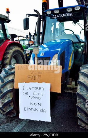 Padua, Italien, 15. Februar 2024. Landwirte mit 700 Traktoren demonstrieren gegen die europäische Agrarpolitik, gegen die Einführung von GVO-Kulturen, gegen das Monopol auf dem Saatgutmarkt durch multinationale Konzerne und gegen die Einfuhr landwirtschaftlicher Erzeugnisse aus Drittländern, die sie nicht den europäischen Normen entsprechen, indem sie zu wettbewerbsfähigen Preisen produzieren. Credits : Ferdinando Piezzi/Alamy Live News Stockfoto