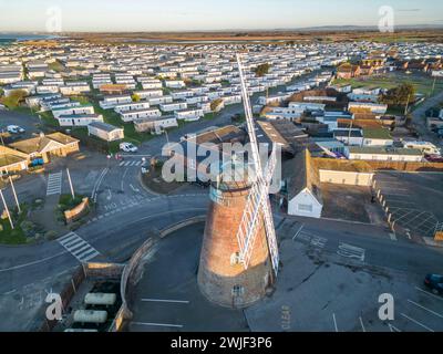 Die Medmerry Windmühle ist eine denkmalgeschützte Turmmmmühle an der Westküste von sussex bei selsey Stockfoto