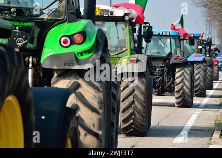 Padua, Italien, 15. Februar 2024. Landwirte mit 700 Traktoren demonstrieren gegen die europäische Agrarpolitik, gegen die Einführung von GVO-Kulturen, gegen das Monopol auf dem Saatgutmarkt durch multinationale Konzerne und gegen die Einfuhr landwirtschaftlicher Erzeugnisse aus Drittländern, die sie nicht den europäischen Normen entsprechen, indem sie zu wettbewerbsfähigen Preisen produzieren. Credits : Ferdinando Piezzi/Alamy Live News Stockfoto