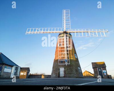 Die Medmerry Windmühle ist eine denkmalgeschützte Turmmmmühle an der Westküste von sussex bei selsey Stockfoto