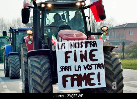 Padua, Italien, 15. Februar 2024. Landwirte mit 700 Traktoren demonstrieren gegen die europäische Agrarpolitik, gegen die Einführung von GVO-Kulturen, gegen das Monopol auf dem Saatgutmarkt durch multinationale Konzerne und gegen die Einfuhr landwirtschaftlicher Erzeugnisse aus Drittländern, die sie nicht den europäischen Normen entsprechen, indem sie zu wettbewerbsfähigen Preisen produzieren. Credits : Ferdinando Piezzi/Alamy Live News Stockfoto