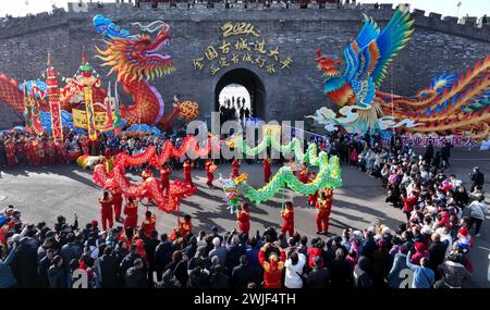 Peking, chinesische Provinz Hebei. Februar 2024. Touristen sehen eine Drachentanz-Performance in der antiken Stadt Zhengding in Shijiazhuang, nordchinesischer Provinz Hebei, 15. Februar 2024. Mehr Chinesen entscheiden sich heutzutage für eine Reise während des Frühlingsfestes, um verschiedene Kulturen und die Atmosphäre des Mondneujahrs zu erleben. Quelle: Chen Qibao/Xinhua/Alamy Live News Stockfoto