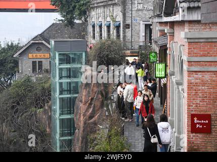 Peking, China. Februar 2024. Touristen besuchen eine alte Straße in Chongqing, Südwest-China, 14. Februar 2024. Mehr Chinesen entscheiden sich heutzutage für eine Reise während des Frühlingsfestes, um verschiedene Kulturen und die Atmosphäre des Mondneujahrs zu erleben. Quelle: Wang Quanchao/Xinhua/Alamy Live News Stockfoto