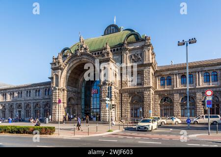 Haupttor des Nürnberger Hauptbahnhofs, in den 1950er Jahren im Stil der Neorenaissance (umgebaut), betrieben von der Deutschen Bahn. Stockfoto