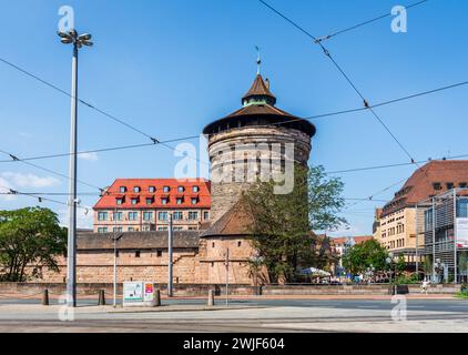 Ostansicht des Frauentorturms in Nürnberg, einer der Türme der Altstadt mit Blick auf das Stadttor Königstor. Stockfoto