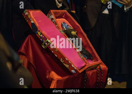 Sarg mit künstlicher Sardine während der Prozession der Sardine. Die Sardinenprozession, die in Madrid stattfindet, ist eine jahrhundertealte spanische Tradition, die durch ein Gemälde des spanischen Künstlers Francisco de Goya, das Begräbnis der Sardinen, berühmt wurde. Es markiert das Ende der Karnevalsfeiern und den Beginn der Fastenzeit 40 Tage vor Ostern. Es besteht aus einer Prozession, die eine Beerdigung parodiert, bei der eine symbolische Figur einer Sardine in ihrem Sarg verbrannt wird. Das fest findet jeden Aschermittwoch statt und symbolisiert das Begräbnis der Vergangenheit und die Wiedergeburt der Gesellschaft. Stockfoto