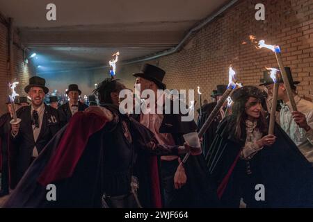 Mitglieder der Sardinenbruderschaft werden während der Prozession mit Fackeln beleuchtet, gesungen und getanzt. Die Sardinenprozession, die in Madrid stattfindet, ist eine jahrhundertealte spanische Tradition, die durch ein Gemälde des spanischen Künstlers Francisco de Goya, das Begräbnis der Sardinen, berühmt wurde. Es markiert das Ende der Karnevalsfeiern und den Beginn der Fastenzeit 40 Tage vor Ostern. Es besteht aus einer Prozession, die eine Beerdigung parodiert, bei der eine symbolische Figur einer Sardine in ihrem Sarg verbrannt wird. Das fest findet jeden Aschermittwoch statt und symbolisiert das Begräbnis Stockfoto