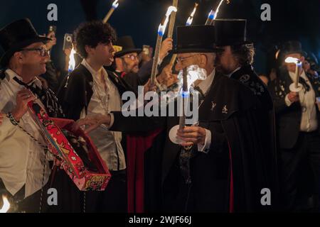 Ein Mitglied der Sardinenbruderschaft, das sich darauf vorbereitet, die Sardine in einem großen Lagerfeuer zu verbrennen. Die Sardinenprozession, die in Madrid stattfindet, ist eine jahrhundertealte spanische Tradition, die durch ein Gemälde des spanischen Künstlers Francisco de Goya, das Begräbnis der Sardinen, berühmt wurde. Es markiert das Ende der Karnevalsfeiern und den Beginn der Fastenzeit 40 Tage vor Ostern. Es besteht aus einer Prozession, die eine Beerdigung parodiert, bei der eine symbolische Figur einer Sardine in ihrem Sarg verbrannt wird. Das fest findet jeden Aschermittwoch statt und symbolisiert das Begräbnis der Vergangenheit und die Wiedergeburt der Gesellschaft. Stockfoto