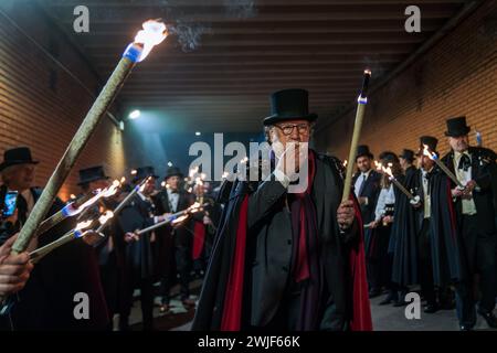 Mitglieder der Sardinenbruderschaft werden während der Prozession mit Fackeln beleuchtet. Die Sardinenprozession, die in Madrid stattfindet, ist eine jahrhundertealte spanische Tradition, die durch ein Gemälde des spanischen Künstlers Francisco de Goya, das Begräbnis der Sardinen, berühmt wurde. Es markiert das Ende der Karnevalsfeiern und den Beginn der Fastenzeit 40 Tage vor Ostern. Es besteht aus einer Prozession, die eine Beerdigung parodiert, bei der eine symbolische Figur einer Sardine in ihrem Sarg verbrannt wird. Das fest findet jeden Aschermittwoch statt und symbolisiert das Begräbnis der Vergangenheit und die Wiedergeburt von Stockfoto