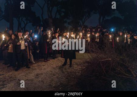 Mitglieder der Bruderschaft der Sardine werden mit Fackeln gesehen, bevor sie ein großes Lagerfeuer anzünden, um die Sardine zu verbrennen. Die Sardinenprozession, die in Madrid stattfindet, ist eine jahrhundertealte spanische Tradition, die durch ein Gemälde des spanischen Künstlers Francisco de Goya, das Begräbnis der Sardinen, berühmt wurde. Es markiert das Ende der Karnevalsfeiern und den Beginn der Fastenzeit 40 Tage vor Ostern. Es besteht aus einer Prozession, die eine Beerdigung parodiert, bei der eine symbolische Figur einer Sardine in ihrem Sarg verbrannt wird. Das fest findet jeden Aschermittwoch statt und symbolisiert den Stockfoto