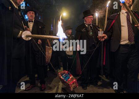 Mitglieder der Sardinenbruderschaft tragen während der Prozession einen Sarg mit einer künstlichen Sardine. Die Sardinenprozession, die in Madrid stattfindet, ist eine jahrhundertealte spanische Tradition, die durch ein Gemälde des spanischen Künstlers Francisco de Goya, das Begräbnis der Sardinen, berühmt wurde. Es markiert das Ende der Karnevalsfeiern und den Beginn der Fastenzeit 40 Tage vor Ostern. Es besteht aus einer Prozession, die eine Beerdigung parodiert, bei der eine symbolische Figur einer Sardine in ihrem Sarg verbrannt wird. Das fest findet jeden Aschermittwoch statt und symbolisiert das Begräbnis der Vergangenheit und Th Stockfoto