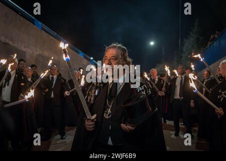 Mitglieder der Sardinenbruderschaft werden während der Prozession mit Fackeln beleuchtet. Die Sardinenprozession, die in Madrid stattfindet, ist eine jahrhundertealte spanische Tradition, die durch ein Gemälde des spanischen Künstlers Francisco de Goya, das Begräbnis der Sardinen, berühmt wurde. Es markiert das Ende der Karnevalsfeiern und den Beginn der Fastenzeit 40 Tage vor Ostern. Es besteht aus einer Prozession, die eine Beerdigung parodiert, bei der eine symbolische Figur einer Sardine in ihrem Sarg verbrannt wird. Das fest findet jeden Aschermittwoch statt und symbolisiert das Begräbnis der Vergangenheit und die Wiedergeburt von Stockfoto
